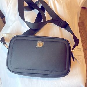 lululemon cross body camera bag black/gold